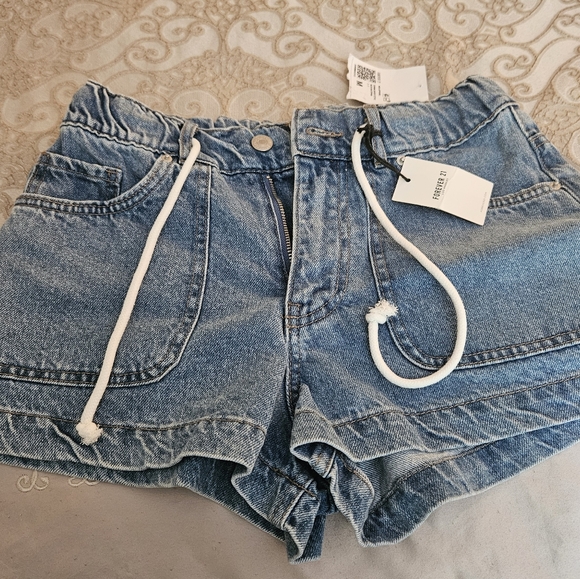 NWT Forever 21 Jean Shorts for Juniors. Beautiful comfy jeans. Size M - Picture 3 of 5